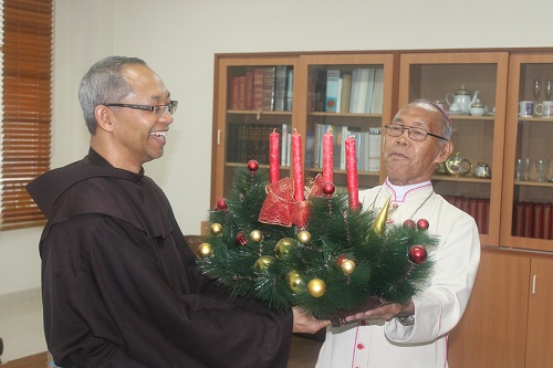 Uskup baru Diosis Bogor Mgr. Paskhalis Bruno Syukur OFM bersama Uskup Emeritus Diosis Bogor Mgr. Michael Cosmas Angkur OFM