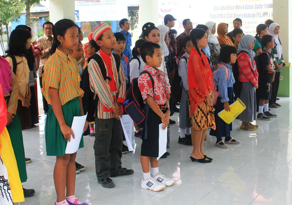 Nandan SD Karitas nyanyi murid2