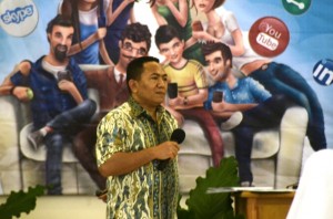 Pelaksana Harian/Sekretaris Eksekutif Komsos KWI Romo Kamilus Pantus Pr ikut memberi motivasi kepada para peserta semiloka menulis di Keuskupan Malang (Dokumentasi Panitia)