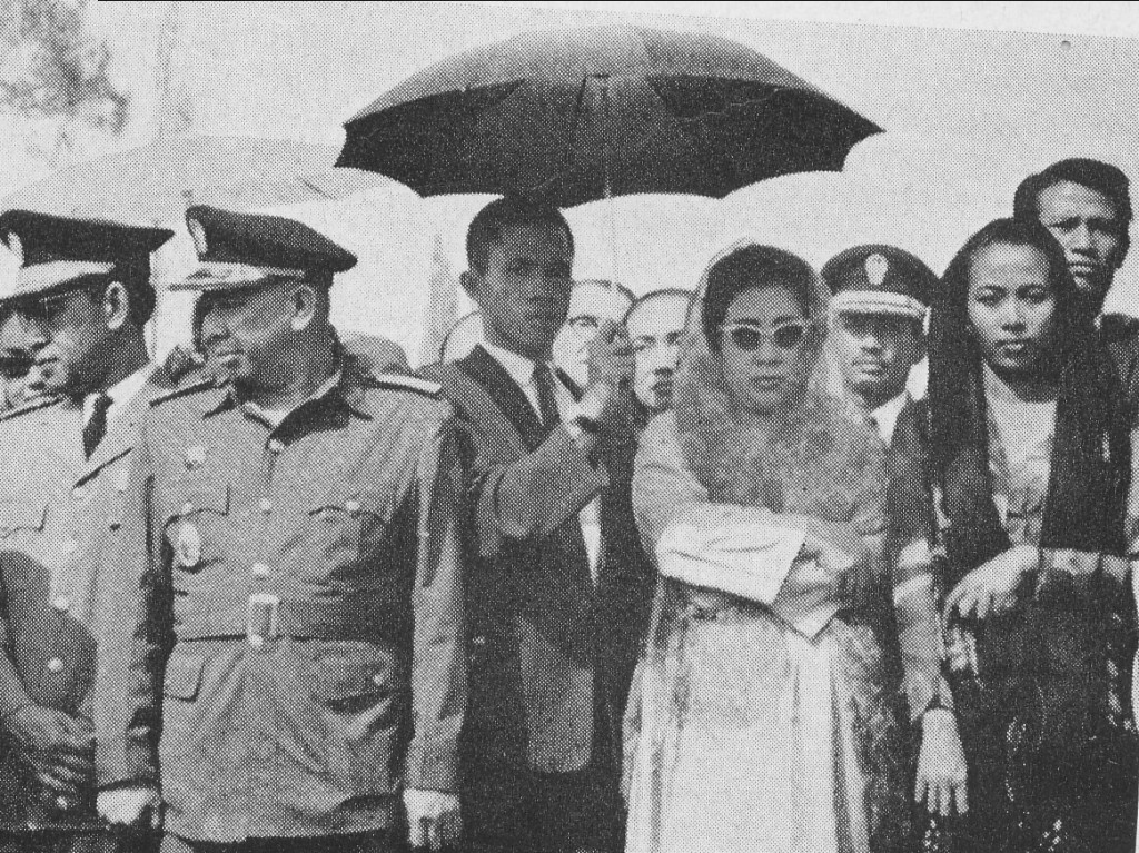 Ibu Negara Fatmawati terlihat melayat saat berlangsung pemakaman Mgr. Soegijapranata SJ di Taman Makam Pahlawan di Semarang