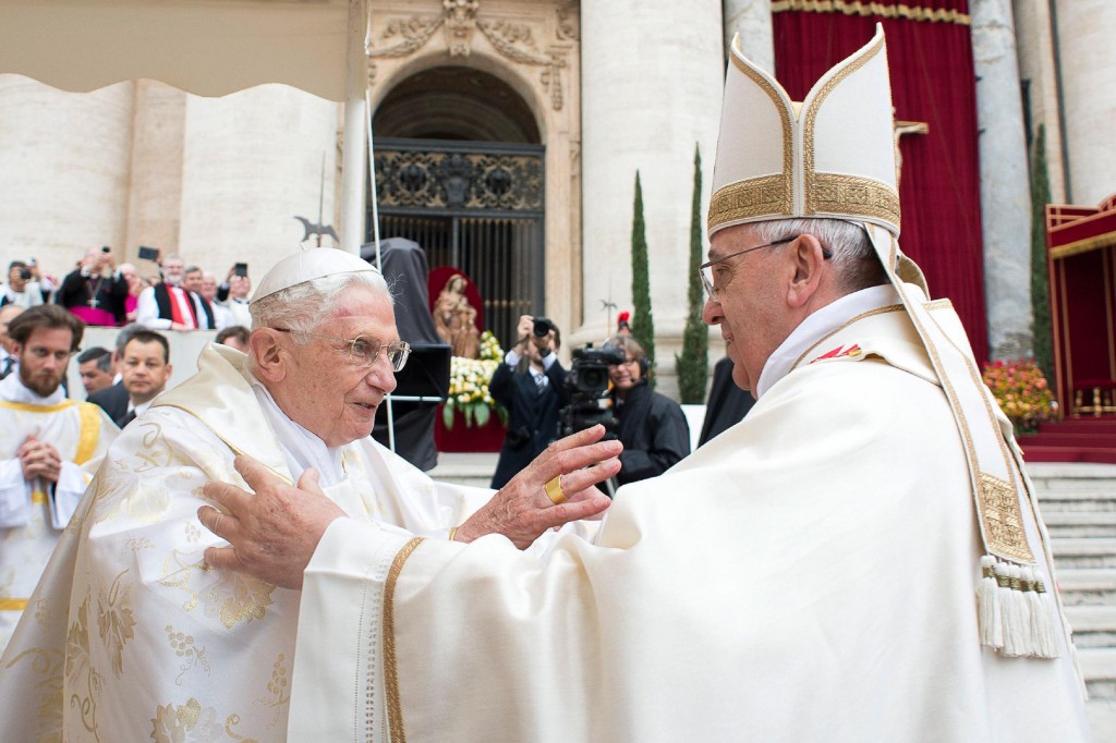 Paus Fransiskus dan Paus Benedictus saat kanonisasi by NBC