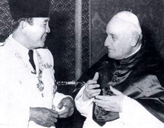 Paus Yohanes XXIII dan Presiden Soekarno Bung Karno by Soekarnoyears
