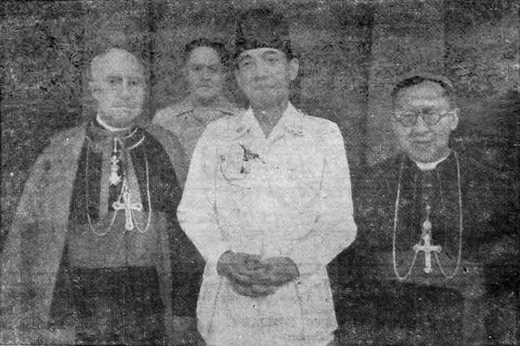 President Soekarno dan Mgr. Soegijapranata dalam sebuah acara di Yogyakarta tahun 1950 (Courtesy of Harian Kedaulatan Rakyat)