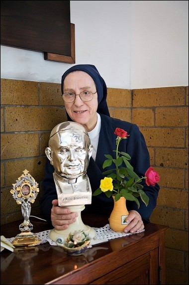 Suster Caterina Capitani dengan patung Paus Yohannes XXII