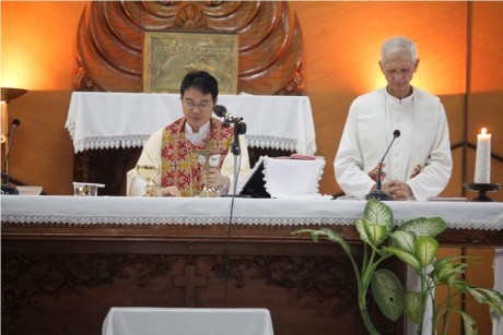 Pastor Gregorius dan Pastor Mohr misa