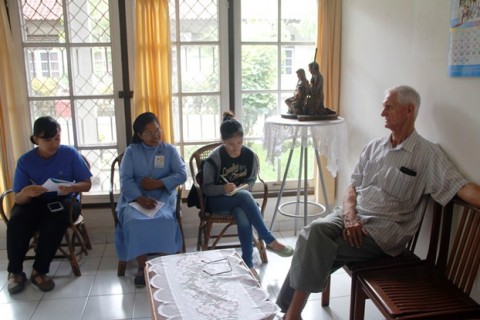 Pastor Mohr diwawancarai tim peserta workshop Writing and Journalism
