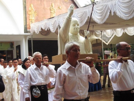 Procession of the pope statue