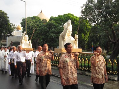 Procession the pope statue ok