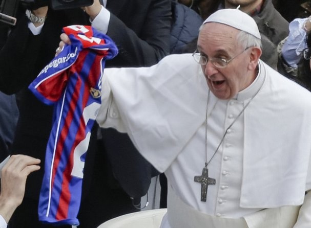 Paus Fransiskus menerima kaus bola dari tim kesayangannya San Lorenzo, Buenos Aires, Argentina. Photo courtesy of Reporter News.