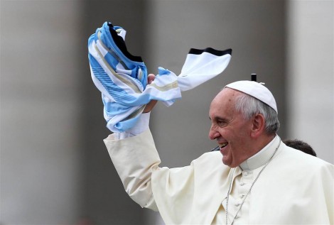 Paus fransiskus dan kaos sepak bola tim Argentina by NBC News
