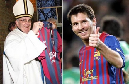 Paus Fransiskus menerima kiriman kaus dari Lionel Messi, Argentina. Photo courtesy of Before It's News.