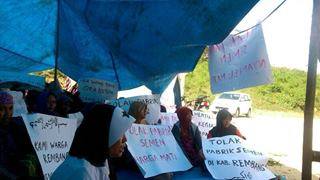 Ibu-ibu Warga Gunem demonstrasi menolak pendirian pabrik semen di Gunem, Rembang / Foto : dok. Fajar Kelana Post
