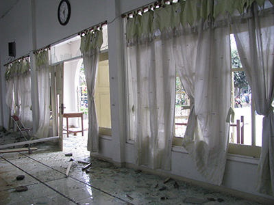 Gereja St Petrus dan Paulus Temanggung yang dirusak kelompok tertentu tanggal 8 Februari 2011. Sepuluh menit sesudah perusakan, Romo YB Haryono mengambil foto suasana ini/ Foto: Romo YB Haryono MSF