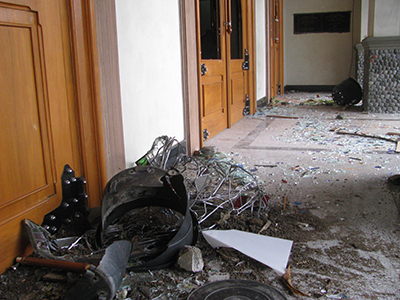 Gereja St Petrus dan Paulus Temanggung yang dirusak kelompok tertentu tanggal 8 Februari 2011. Sepuluh menit sesudah perusakan, Romo YB Haryono mengambil foto suasana ini/ Foto: Romo YB Haryono MSF
