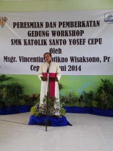 Uskup Diosis Surabaya Mgr. Vincentius Sutikno Wisaksono, Pr saat memberi sambutan pada peresmian gedung workshop baru di SMK Santo Yosef, Jalan Aryo Jipang, Balun Srikaton, Cepu, Jawa Tengah, Selasa (24/6/2014)/ Foto : Sulficius Hari Susilo