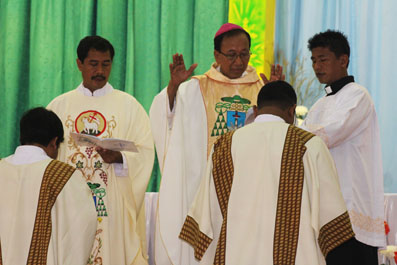 Mgr Sudarso Mendoakan dua Imam Baru