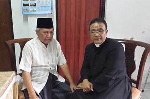 KH Mahfudz Ridwan (kiri) pengasuh Ponpes Edi Mancara bersama Romo Al.Budi Purnomo Pr / Dokpri