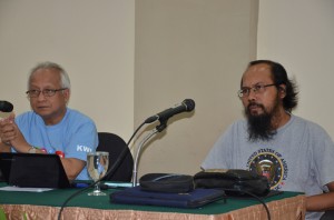 Romo Noegroho Agoeng Pr (kanan) dan Errol Jonathans / Foto : Pius Kaju