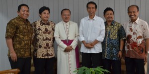 Jokowi berfoto bersama Ketua KWI Mgr.Suharyo (ketiga dari kiri) dan para Romo Sekretaris Komisi KWI/ Foto: Dokumen Komsos KWI