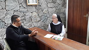 Bersama Ibu Martha E. Driscoll, OCSO di R Tamu Pertapaan Gedono/ Foto : dokpri