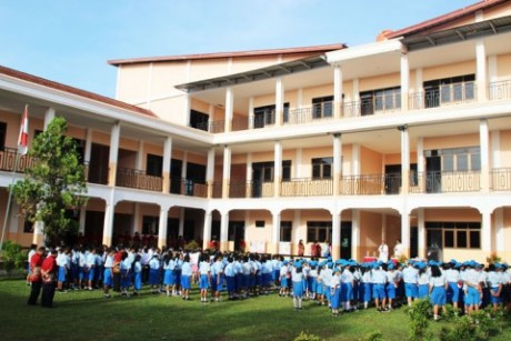 Charitas Para siswa-siswi SMP Charitas Belitang memenuhi halaman saat SMP ini hendak diberkati