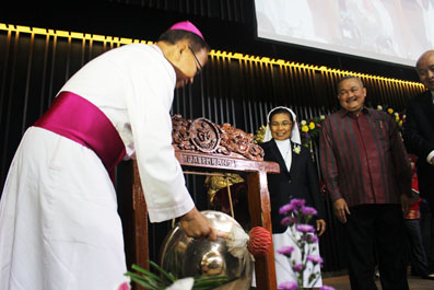 Mgr Sudarso memukul gong tanda mulai beroperasinya RS RK Charitas Palembang