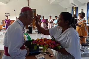 Mgr. Pujasumarta (kiri) sedang diberi tanda bindi di dahi sebagai penghormatan / dokpri Romo Aloysius Budi Purnomo