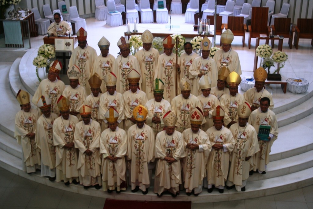 Uskup KWI misa di Paroki Kosambi Baru altar