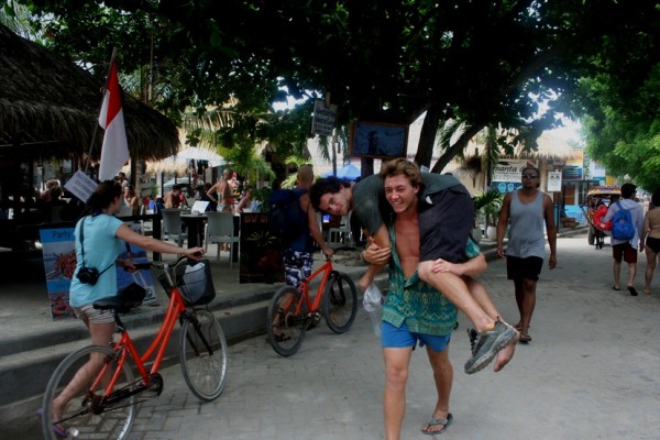 Gili Trawangan Lombok turis menggendong teman