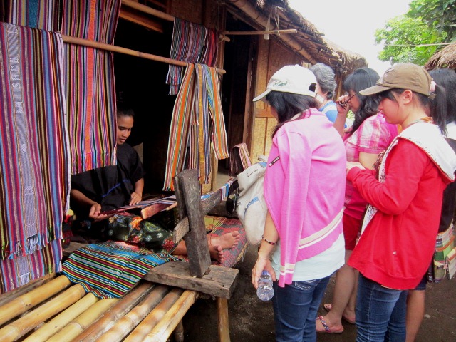Kampung Sade Sasak Lombok perempuan memintal ok