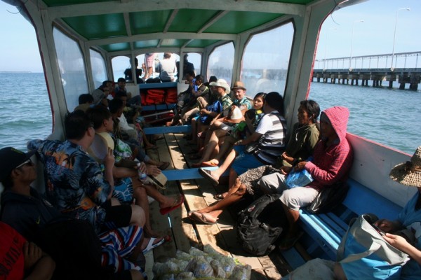 Penumpang dalam kapal perjalanan menuju Gili Trawangan Lombok