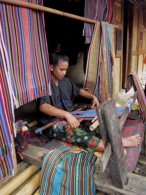 Sade sasak perempuan memintal