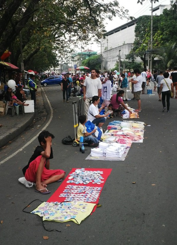 paus fransiskus di filipina jualan suvenir