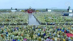 Ratusan ribu umat hadir dengan mengenakan jas hujan dalam misa bersama Paus Fransiskus di Leyte (17/1)