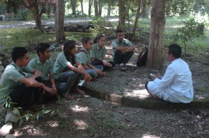 Para siswa sedang sharing di kelompok bersama frater TOR / Foto : Eustachius Mali