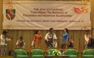 Keroncong Tugu disajikan dalam acara Talk Show Akulturasi Budaya Portugis di Indonesia, berlangsung di Auditorium Gedung Yustinus Lantai 15 Kampus Semanggi Unika Atma Jaya. (Foto Royani Lim/Sesawi.Net)