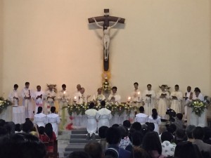 Misa 25 tahun Imamat Pastor Lodewijk CDD dan Pastor Yandhie CDD di Gereja Santo Agustinus Pontianak (6/5/2015) Foto: Yongky