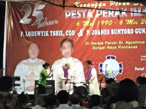 Acara ramah tamah pesta perak imamat Pastor Lodewijk CDD dan Pastor Yandhie (6/5/2015) Foto: Yongky