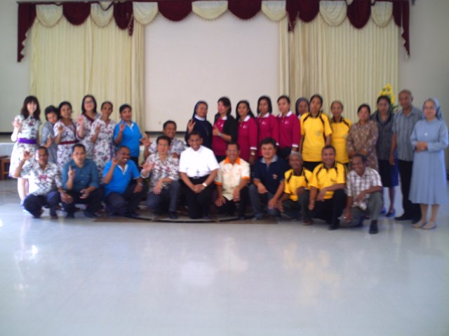 Priskat, Waberkat, Pasukris, ME & Perdhaki foto bersama Uskup Domi Saku sehabis Audiens bersama di Aula Emaus, Kamis 11- 6- 2015