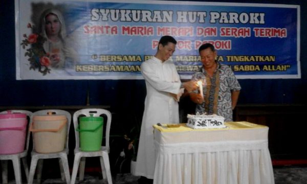 Acara tiup lilin oleh Romo Matheus Sukmawanto, imam diosesan KAS yang diutus berkarya di Keuskupan Manokwari-Sorong sebagai 'misionaris domestik'