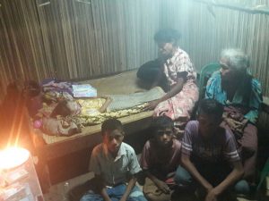 Saudara (alm)Jenilia, ibu dan nenek, sedang berjaga/Foto : RD Bowe