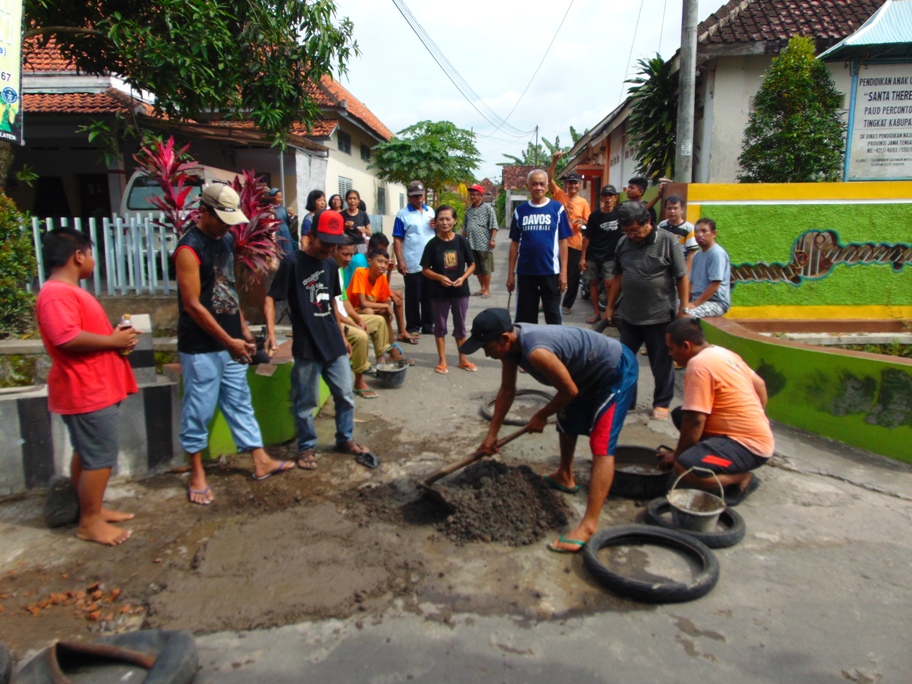 Gambar Kerja Bakti Di Rumah Kartun Sekitar Rumah 