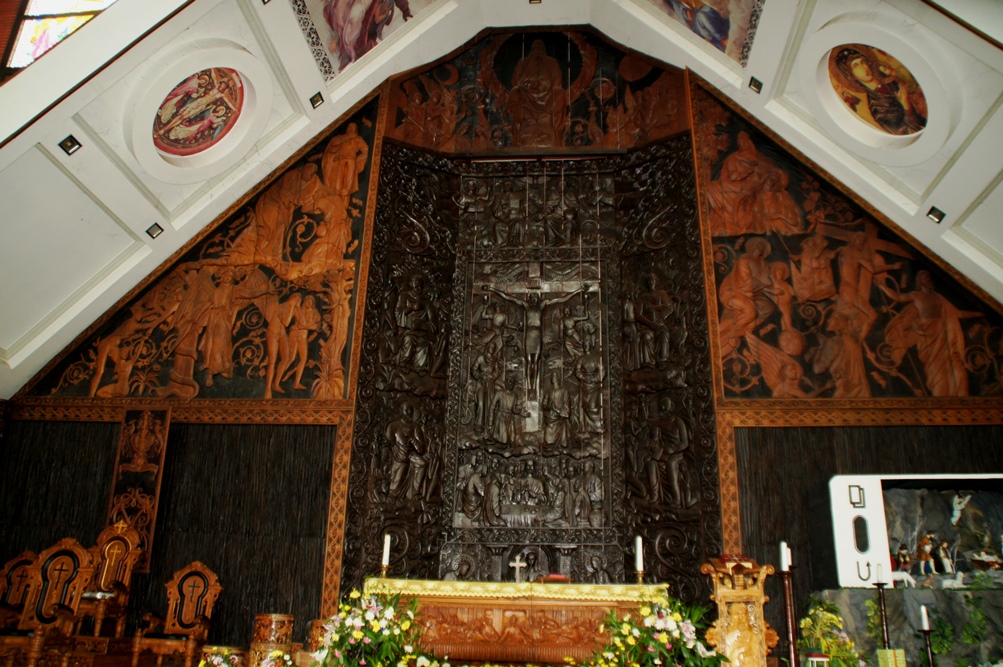 ukiran kayu di katedral ketapang