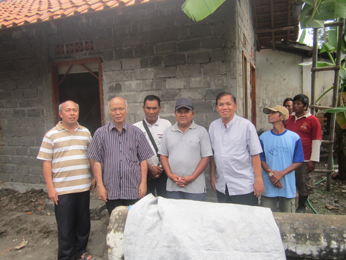 Almarhum Mgr Johannes Pujasumarta saat mengunjungi bedah rumah Ny Maria Wiro Dimejo di Lingkungan St Agustinus Sudimoro.