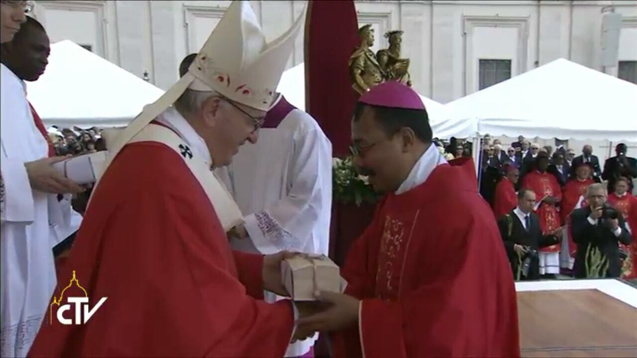 Uskup Agung KAS Mgr. Robertus Rubiyatmoko menerima pallium dari Paus Fransiskus. (Ist)