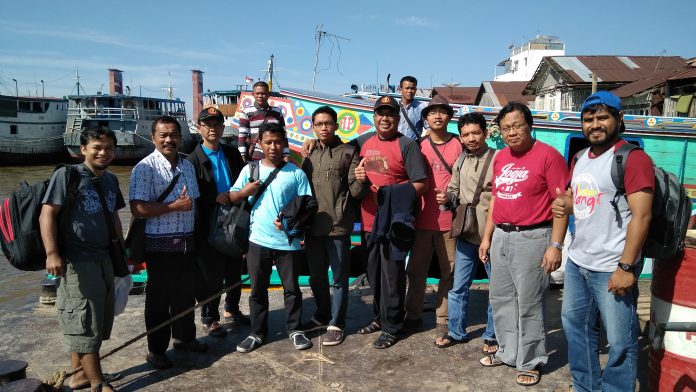Para imam dan frater calon imam diosesan Keuskupan Agung Palembang bersiap menyusuri Sungai Musi.