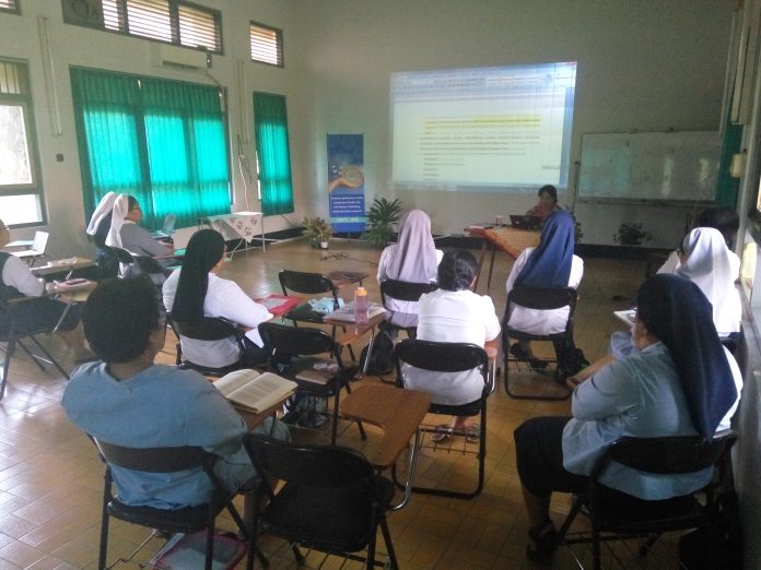 Indonesian nuns from 10 different religious congregation gathered in RGS's HQ in Jatinegara Barat of East Jakarta from 21-27 October 2017 to design modules of teaching and raising concern on humanitarian issues in the field of education. This initiative is sponsored by IBSI-CWCT. (Mathias Hariyadi)