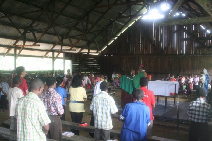 Misa di Stasi Sagare Keuskupan Agats bersama Bapak Uskup Keusupan Agats Mgr. Aloysius Murwito OFM.