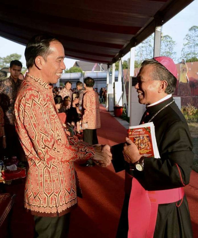 Presiden Indonesia Ir. Joko "Jokowi" Widodo dan Uskup Agung Pontianak Mgr. Agustinus Agus saat sebelum Perayaan Natal Nasional di Pontianak - Kalbar, 28 Desember 2017. (Ist)