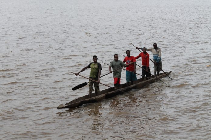 Agats Asmat mendayung perahu sampan by Istiarto